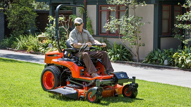 Adjustable oscillating front axle