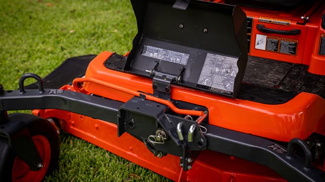 Oscillating front axle